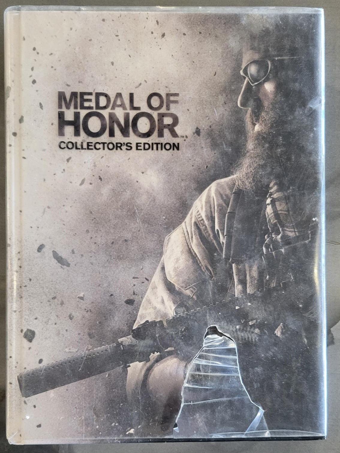 Medal of Honor Collector's Edition Prima Strategy Guide (some cover damage)